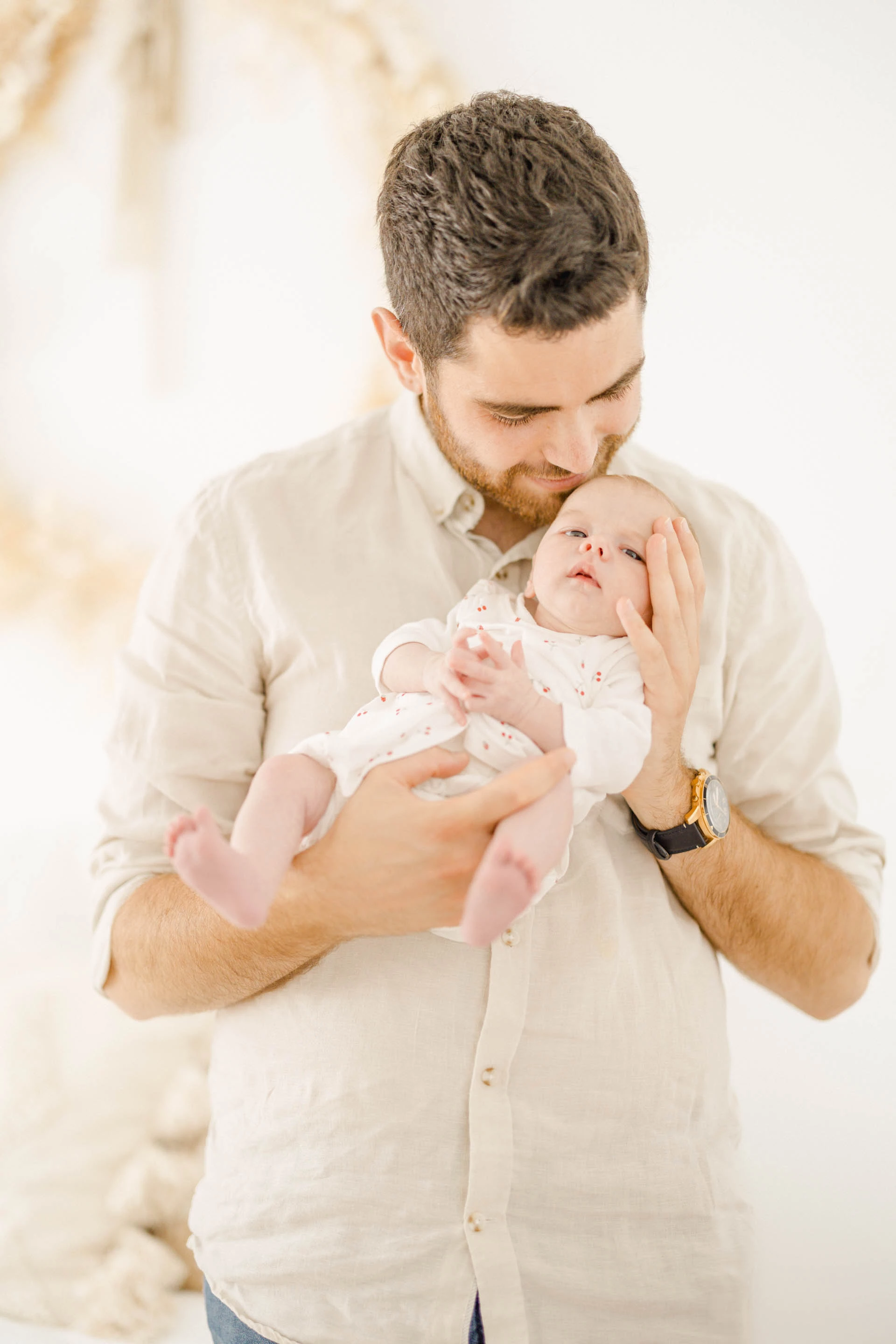 main bonheur enfant gris marron